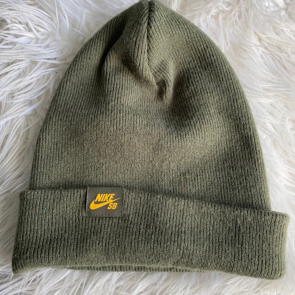 NIKE OLIVE BEANIE